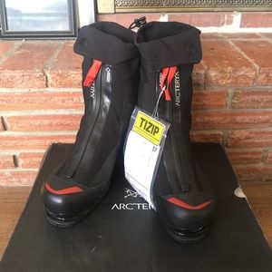 NWT ACRUX AR Mountaineering Boot